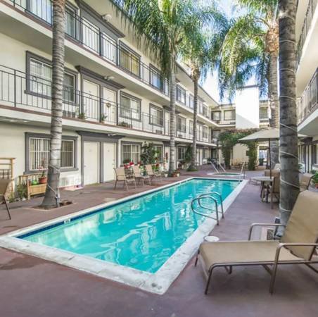 $1,371 for a Studio in a Premier Senior Community with Laundry, Parking, Pool, and Jacuzzi (Tarzana)s