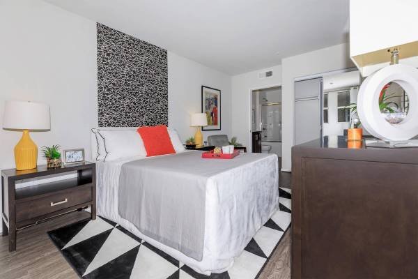 $2,599 for a 2BR 964ft² Unit with Granite Countertops, a Pantry, and Satellite TV Ready (1026 S Broadway, Los Angeles, CA)s