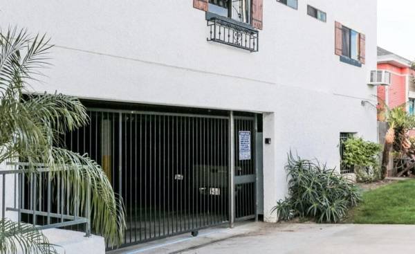 $1,950 for a 1BR Unit Featuring a Carport, Patio/Balcony, and Elevator (Santa Ana)s