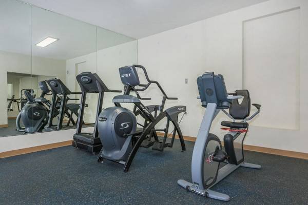 $2,349 / 2br - 860ft² - Includes Mirrored Closet Doors, a Private Balcony or Patio, 2 Bedroom (Santa Clarita)s