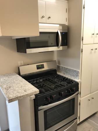 $2,450 / 2br - 2 Bedroom, 2 Bath, Beautifully Remodeled (Tarzana)s