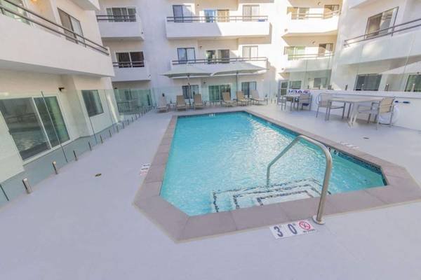 $2,542 / 2br - 927ft2 - Laundry Facility, Fitness Center, Swimming Pool (7027 Lanewood Ave, Hollywood, CA)s