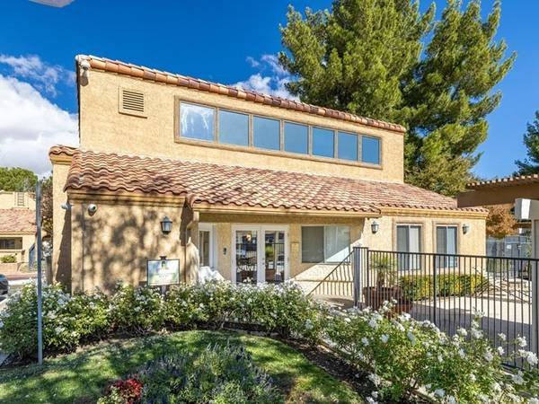 $1,565 / 1br - 644ft2 - 1/bd, Mountain View (Select Units), Courtyard, Central A/C &amp; Heat (43230 Gadsden Avenue, Lancaster, CA)s