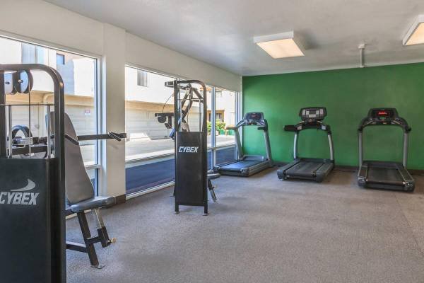 $2,469 / 2br - 837ft2 - 2BR/2BA with Parking, Laundry &amp; Great Amenities (23700 Valle Del Oro, Santa Clarita, CA)s