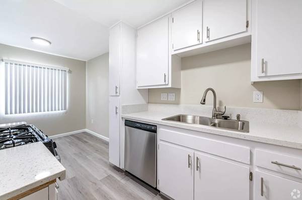 $2,425 / 2br - 1000ft2 - Gorgeous 1000 sq ft 2 bed / 1 bath - Prime location in Rowland Heights (Rowland Heights)s