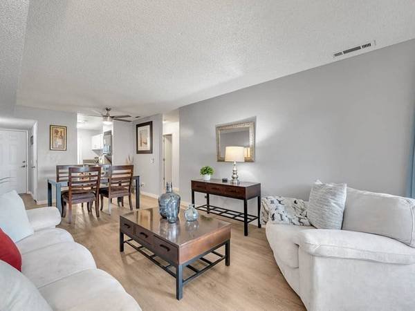 $2,400 / 3br - 1136ft2 - 3/BD, Walk-In Closets in Selected Units, Heating (38300 30th Street East , Palmdale, CA)s