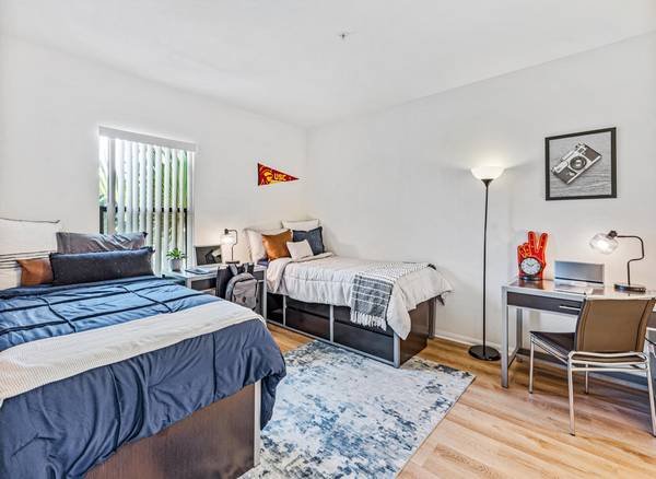 $3,299 / 2br - In Los Angeles, Stadium Seating Movie Theater, 2B/2B (325 W. Adams Blvd., Los Angeles, CA)s