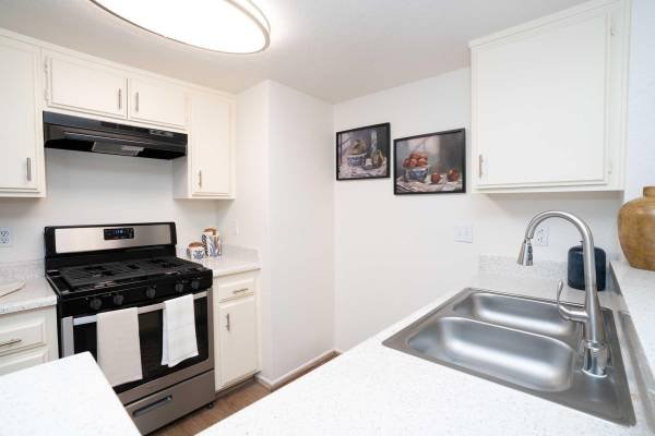 $2,399 / 1br - 704ft2 - 1-Bedroom Apartment with Fitness Center and Gas Range Oven (27303 N. Sara St., Los Angeles, CA)s