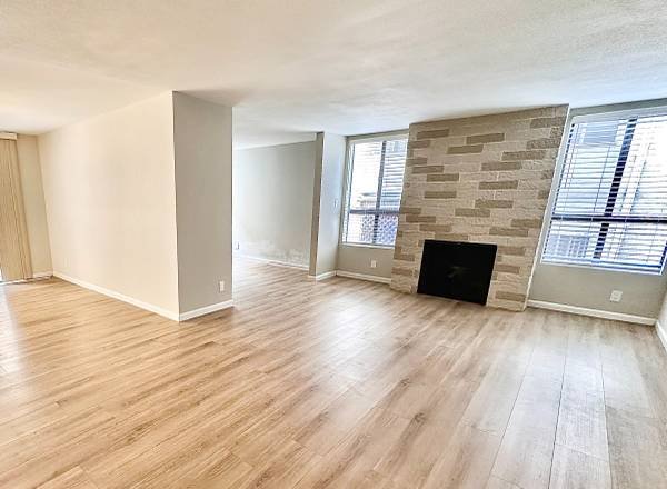$3,950 / 1br - 1450ft2 - Spacious 1 Bedroom + 1.5 Baths Plus Den and Fireplace in Prime Brentwood! (Brentwood)s