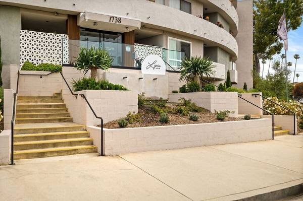 $2,415 / 1br - 700ft2 - Bright South-Facing 1-Bedroom – Resort-Style Perks Plus 1 Month Free! (Franklin Village/Hollywood)s