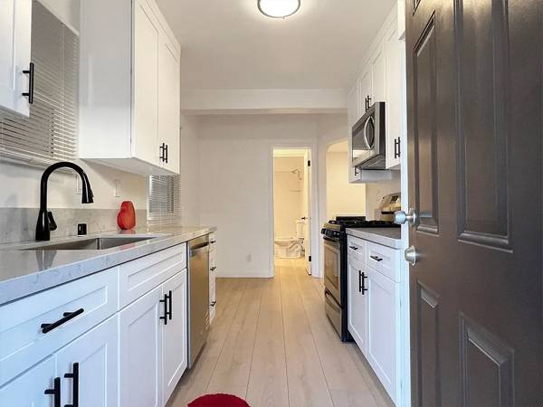 $1,100 / 2br - Lower Level 2-Bedroom 1-Bath at 2316 Eucalyptus Ave Long Beach (2316-2322 N Eucalyptus Ave, Long Beach, CA)s