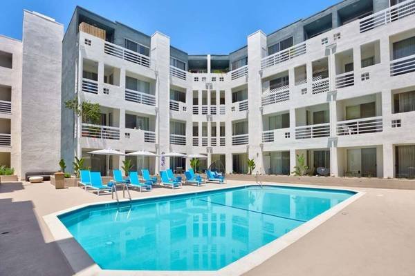 $3,456 / 2br - 988ft2 - 2-Bedroom with Jetted Spa Jacuzzi, Fitness Center, Resident Lounge with Free Wi-Fi (600 S Curson St, Los Angeles, CA)s