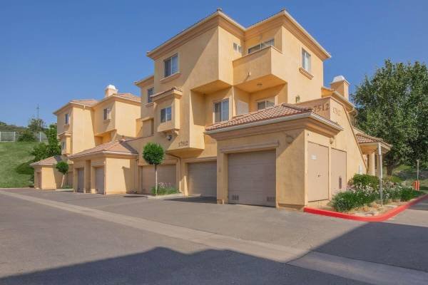 $2,409 / 2br - 1056ft2 - Make Holiday Memories in Your New 2-Bedroom Townhome! (17621 W. Pauline Ct., Canyon Country, CA)s
