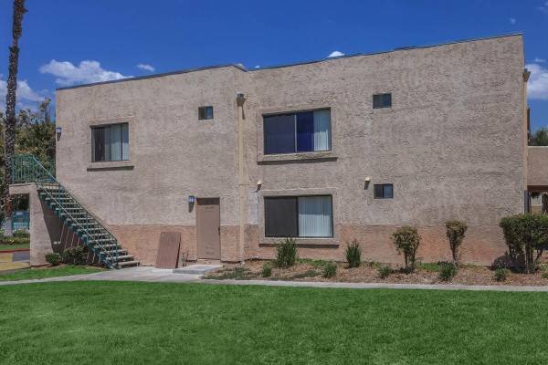 $2,349 / 2br - 836ft2 - 2-Bedroom with Dishwasher and Two Sparkling Swimming Pools (Santa Clarita)s