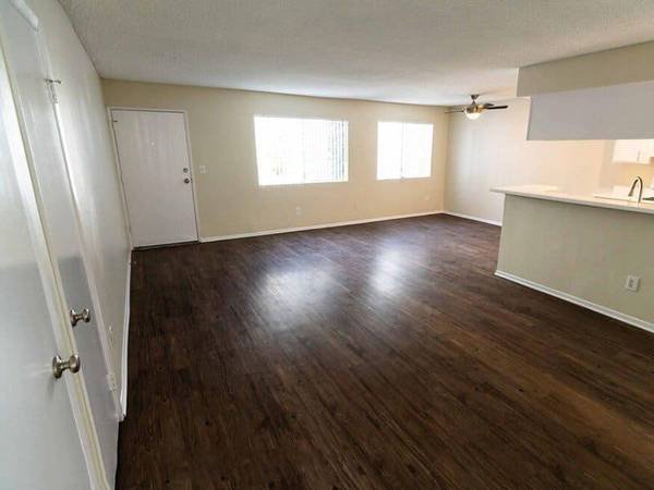 $1,999 / 1br - 750ft2 - Community Laundry Room in Each Building, Pet-Friendly Community (Newhall)s