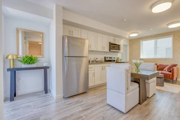 $2,745 / 2br - 635ft2 - Located in Los Angeles, 2-Bedroom with Elevator (3326 W 52nd St, Los Angeles, CA)s