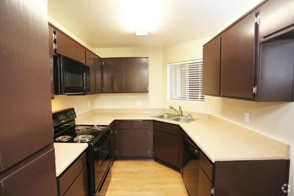 $2,320 / 3br - 932ft2 - Washer &amp; Dryer Included, Ample Closet Space, Ceiling Fan (Palmdale)s