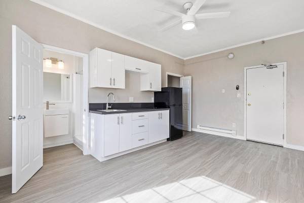 $1,340 / 323ft2 - Controlled Access, New Kitchen Cabinets, Large Windows/Natural Light (Hollywood)s