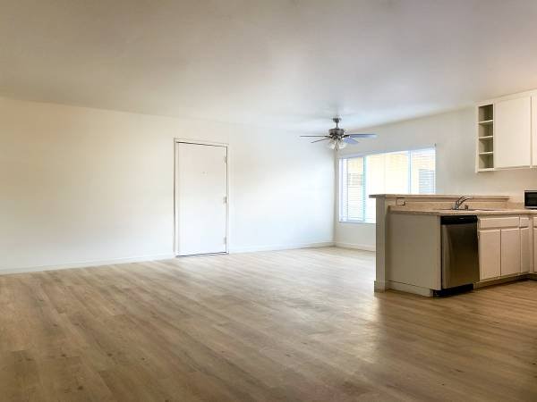 $2,595 / 2br - 894ft2 - Lounge in Our Charming Courtyards at Terra Vista! (Reseda)s