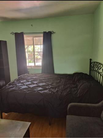 $950 / 3br - Private Room for Rent A/C Pool. (Paramount)s