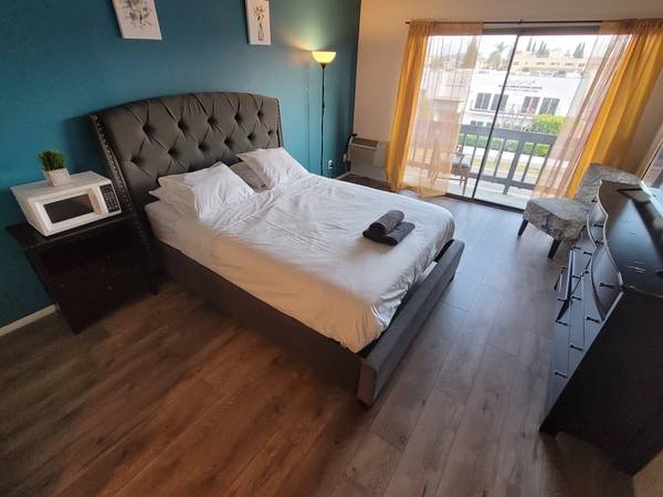 $700 Weekly Rental - Furnished Private Studio with Private Bathroom (Beverly Hills)s