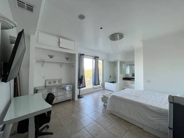 $1,950 - 1 Bedroom - Overlooking LA City Lights, Huge Master With View! Look! Move In TODAY (Woodland Hills / Chatsworth)s