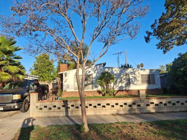 3 Bedroom - 3-Bedroom, 1-Bathroom Home Located on 657 Wolfskill Street (San Fernando)s