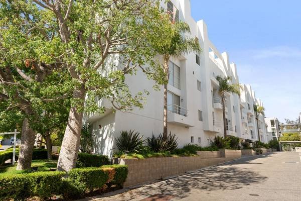 $1,099,000 / 2br - 1425ft2 - NATURAL LIGHT &amp; SOARING WINDOWS WITH VIEWS (Brentwood)s