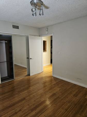 $1,100 / 2br - $1,100 / Private Spare Room With Bathroom INCLUDES UTILITIES (Encino)s