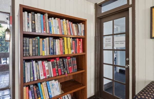 $1,300 / 3br - Private Room with Private Bath (Los Angeles)s