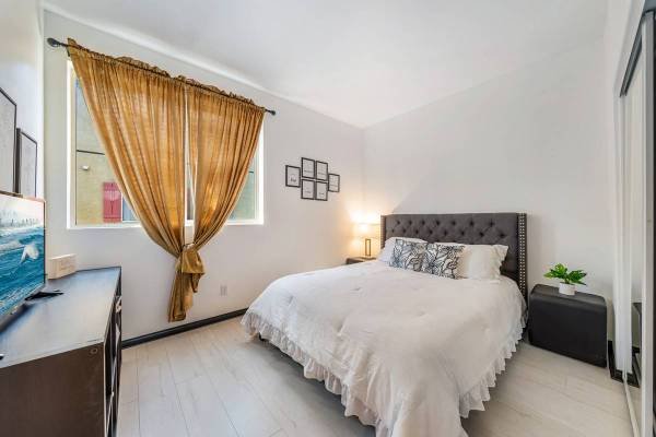 $1,550 / 3br - 1492ft2 - Furnished Luxury Queen Room and Private Bath - Utilities Includeds