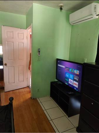 $950 / 4br - Room for Rent with Pool + A/C (Paramount)s