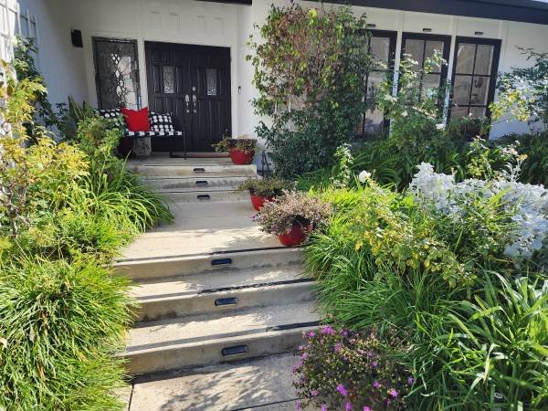 $1,295 / 1br - Room with a View, Utilities Included (Tarzana)s