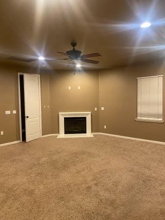 $1,050 Large studio room available (Santa Clarita, Saugus)s