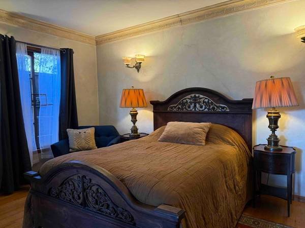 $600 for a 3-bedroom, 320 sq ft - Peaceful Spacious Private Studio-Style Room in Carthay Square (Los Angeles)s