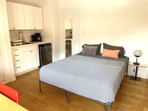 $1,350 West Adams Furnished Studio near USC (West Adams)s