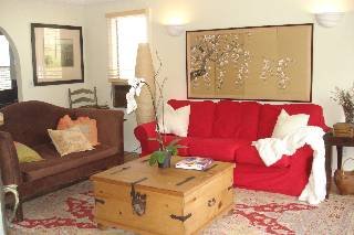 $2,400 for a 1-bedroom, 775 sq ft - Cozy Bungalow for Rent in the Fashionable Melrose Area (Melrose)s