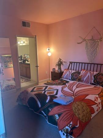 $1,500 Primary Furnished Bedroom Available December through April-Flexible Dates (Lincoln Heights)s