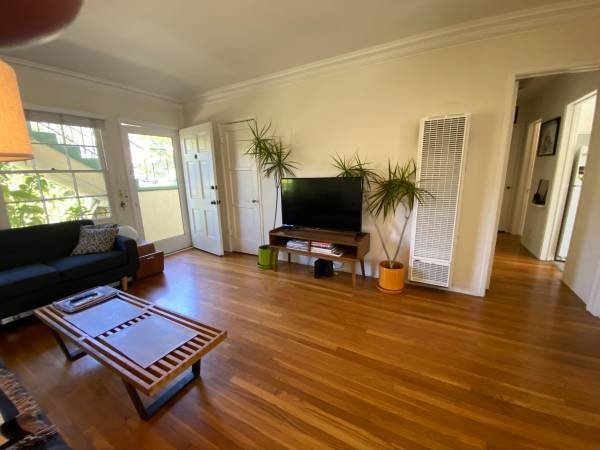 $650 / 1br - 725ft2 - Weekly, Flexible Starting December: Beachwood Canyon 1 BR Sublet (Beachwood Canyon/Franklin Village)s