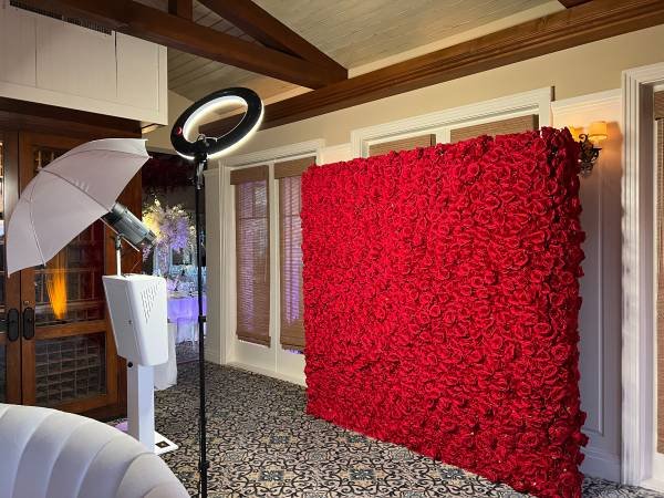 Modern Photo Booth Rental – Holiday Week Special $499 (Los Angeles)s
