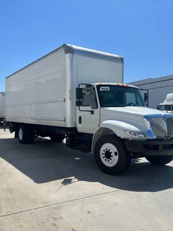 26ft Box Truck with Liftgate for Home Deliveries, Furniture, and Appliances (Los Angeles) 26ft Box Truck with Liftgate for Home Deliveries, Furniture, and Appliances (Los Angeles)